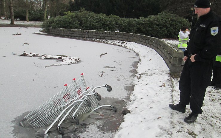 Košíky v ledu v chomutovském parku. Foto: Městská policie Chomutov
